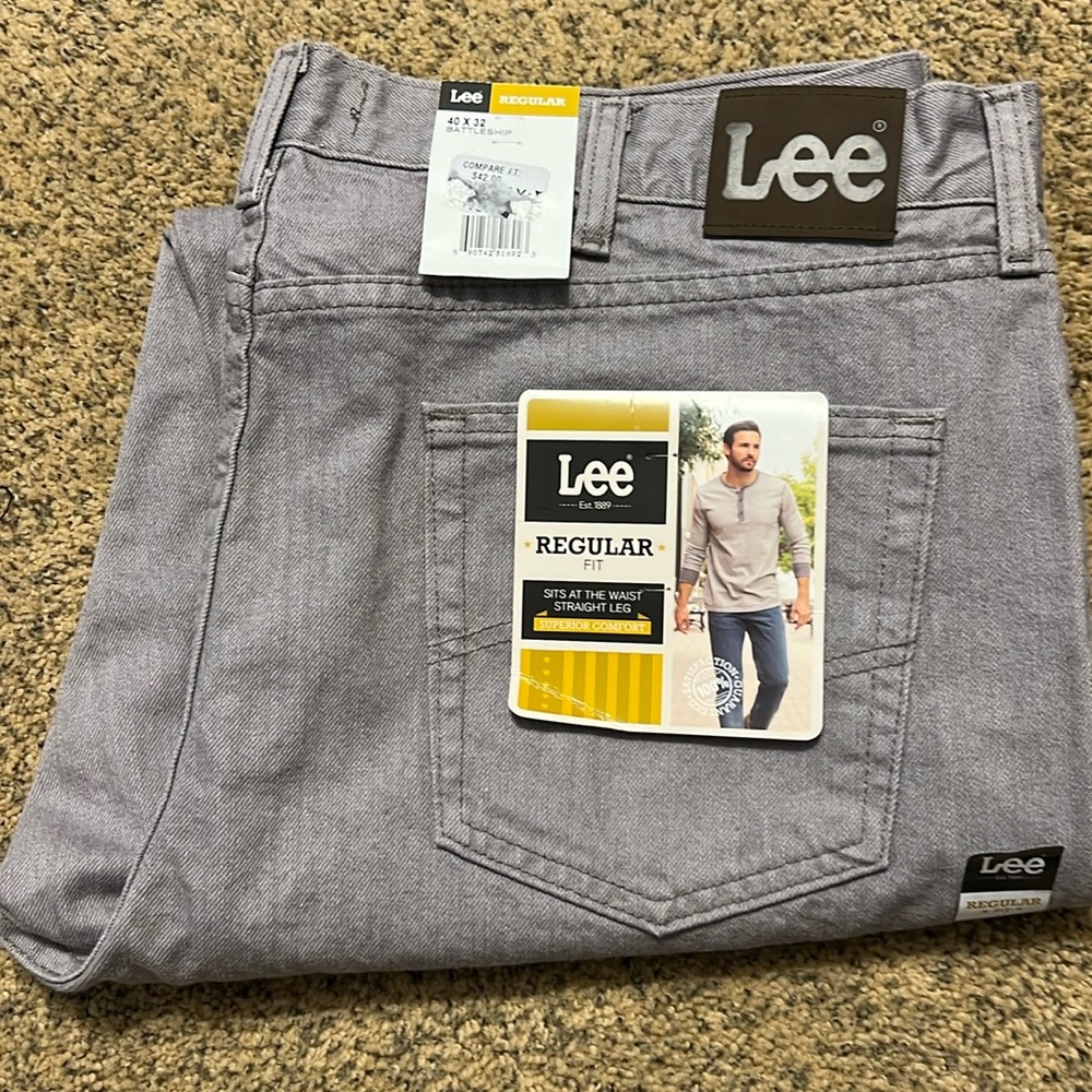 Lee Jeans. Men’s size 40 x 32 regular fit with straight leg